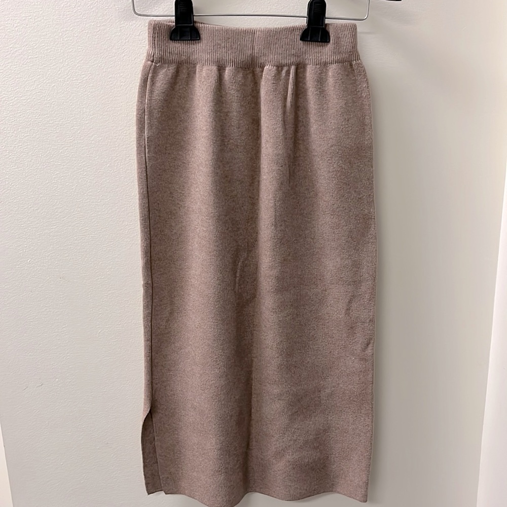 Midi knit skirt with side slit